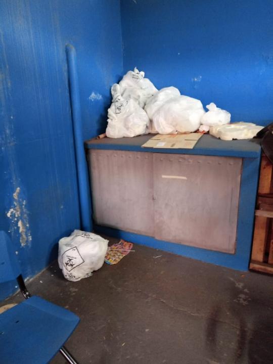 Foto 2 de 2 — Lixo infectante é jogado praticamente em cima de usuários na Farmácia Popular